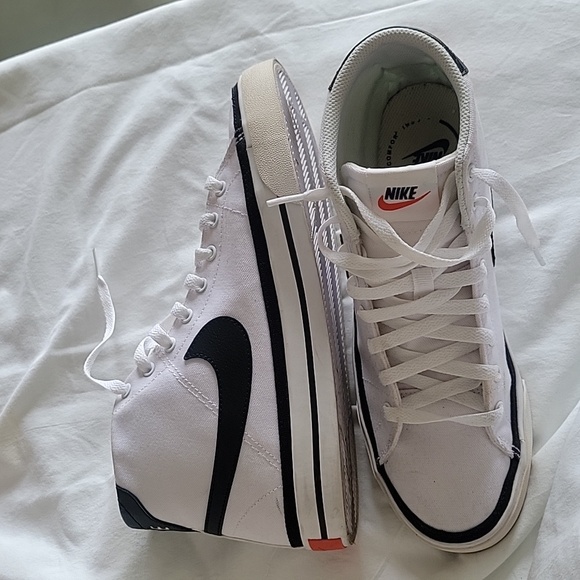 Nike Other - Nike high tops EUC